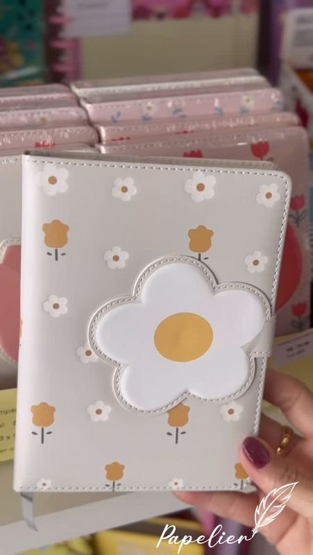 Agenda floral delicada disponível na Papelier